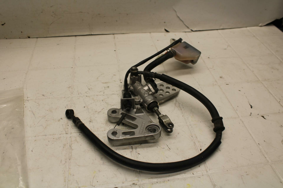 04-05 SUZUKI GSXR600 RIGHT REARSET REAR SET DRIVER FOOT PEG REST STOP BB18