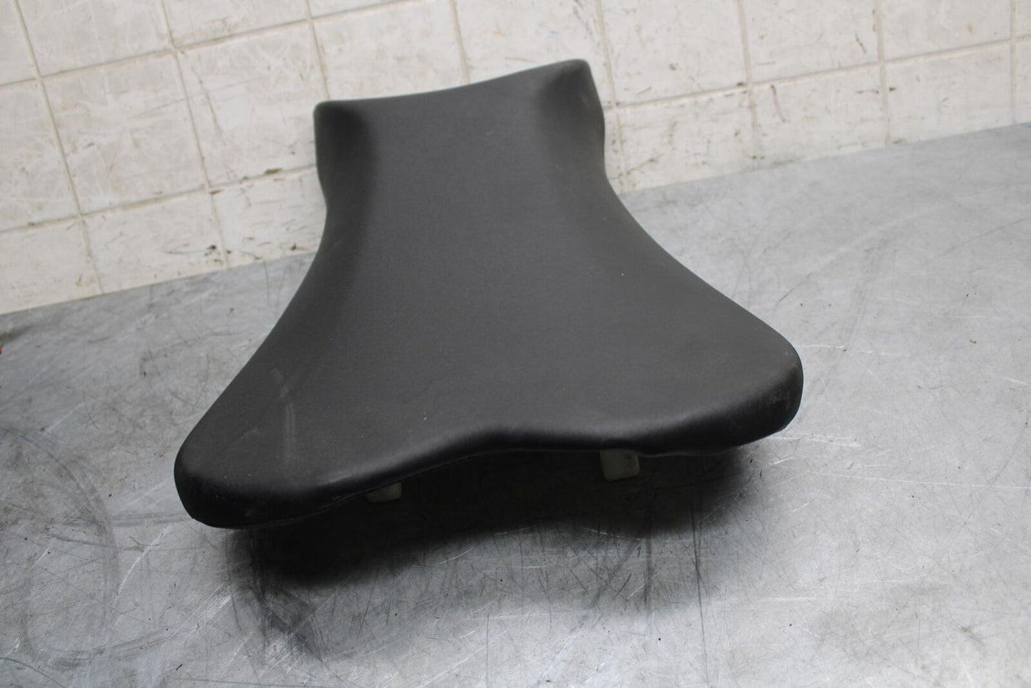 2007 Suzuki GSXR750 FRONT DRIVERS SEAT PAD SADDLE PILLION 45100-01H00-6BY BB546
