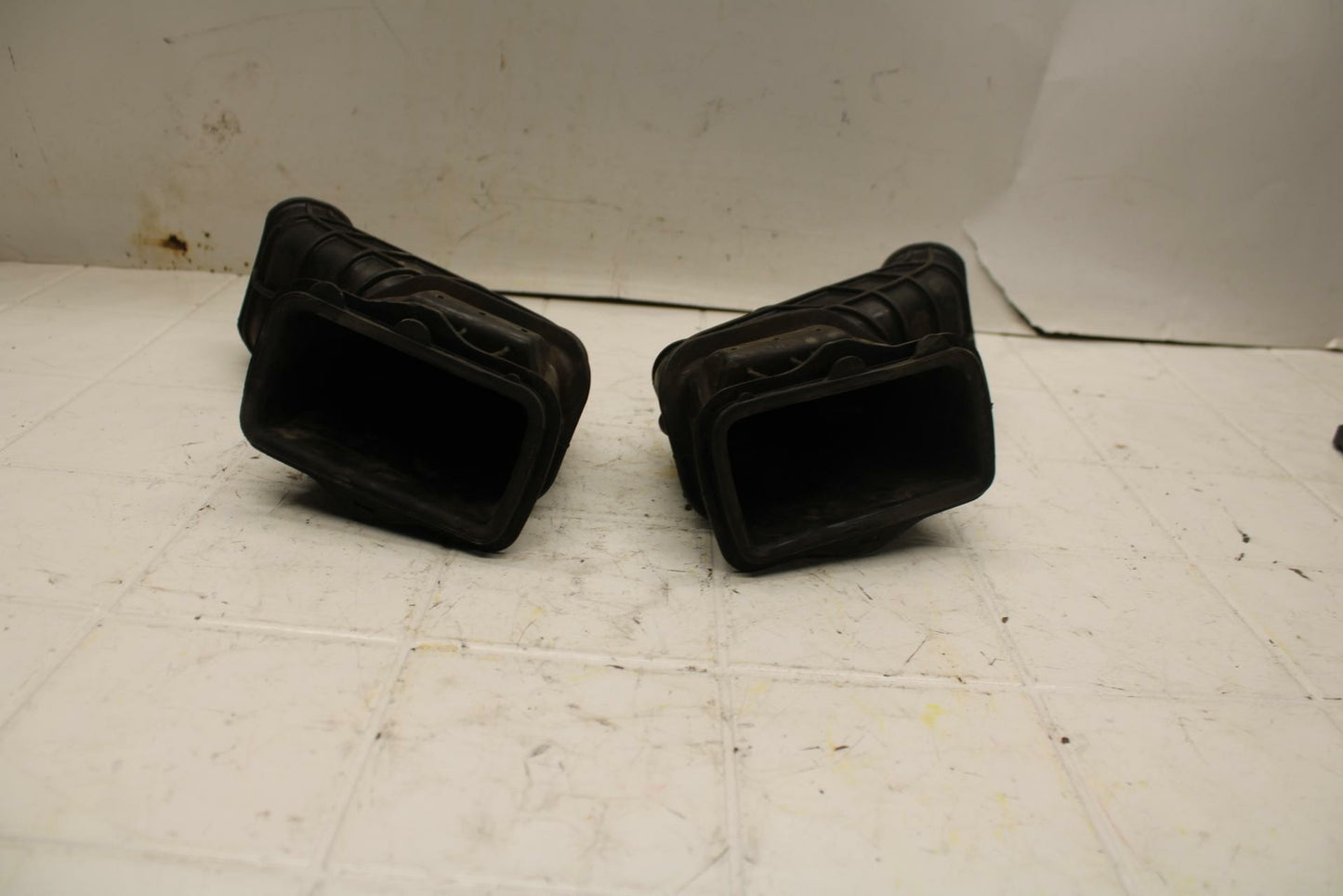 04-05 KAWASAKI NINJA ZX10R RIGHT LEFT AIR INTAKE DUCTS BB398