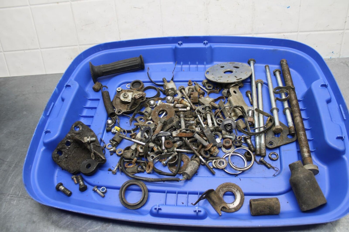 75 SUZUKI GT 550 LEFTOVER MOUNTING BOLTS HARDWARE MOTOR SCREWS BB72