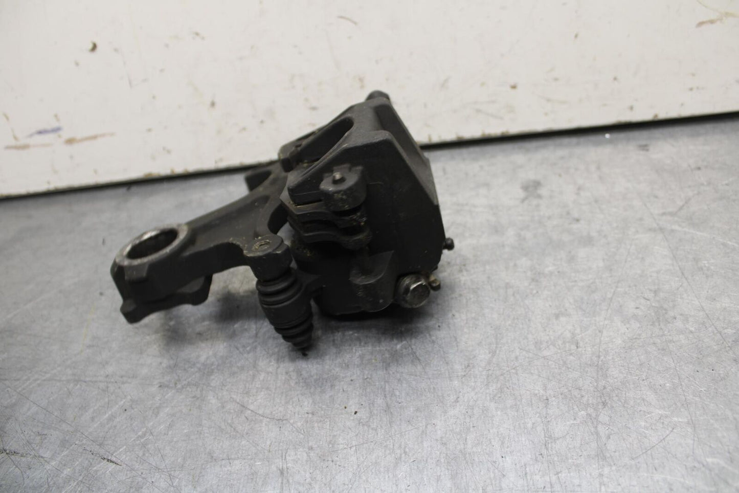 08-10 SUZUKI GSXR 600 750 REAR BACK BRAKE CALIPER W MOUNT BRACKET BB101