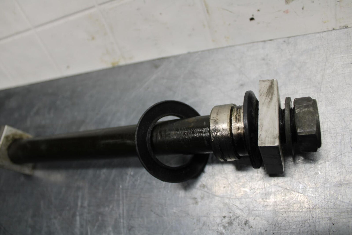 98-99 YAMAHA YZF R1 REAR AXLE WHEEL RIM PIVOT BOLT AXEL 4XV-25381-00-00 BB74