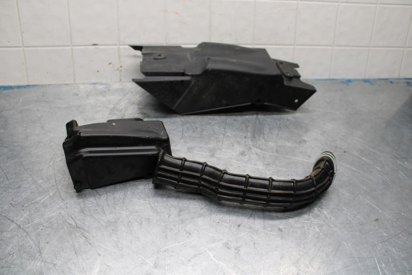 18 KTM RC 390 REAR BACK TAIL UNDERTAIL BATTERY TRAY PLASTIC BB442