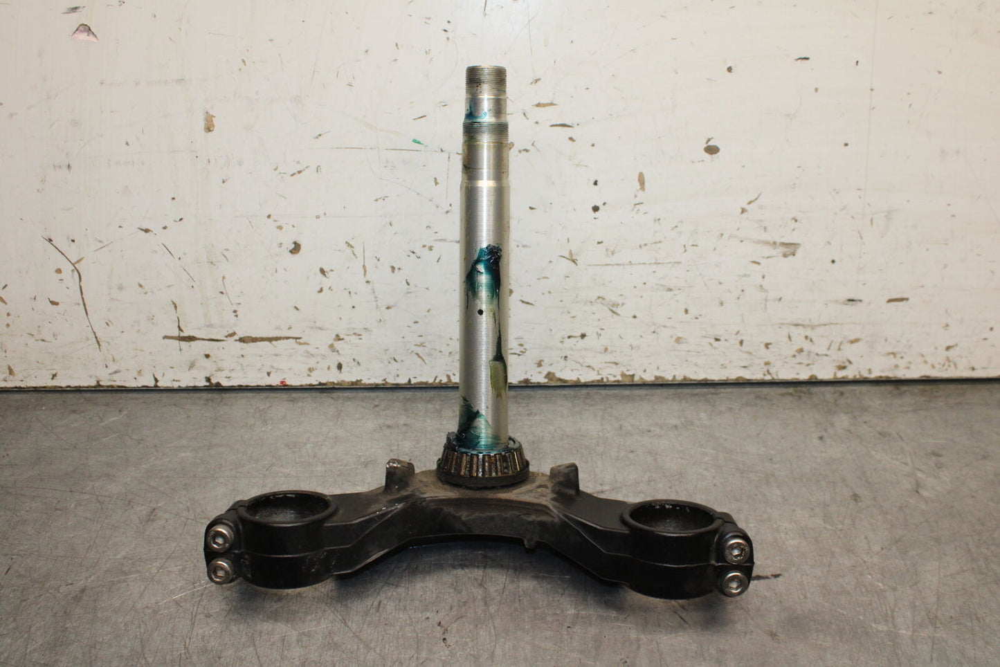 03-04 TRIUMPH DAYTONA 600 FRONT FORKS CLAMP LOWER TRIPLE TREE STEM BB745
