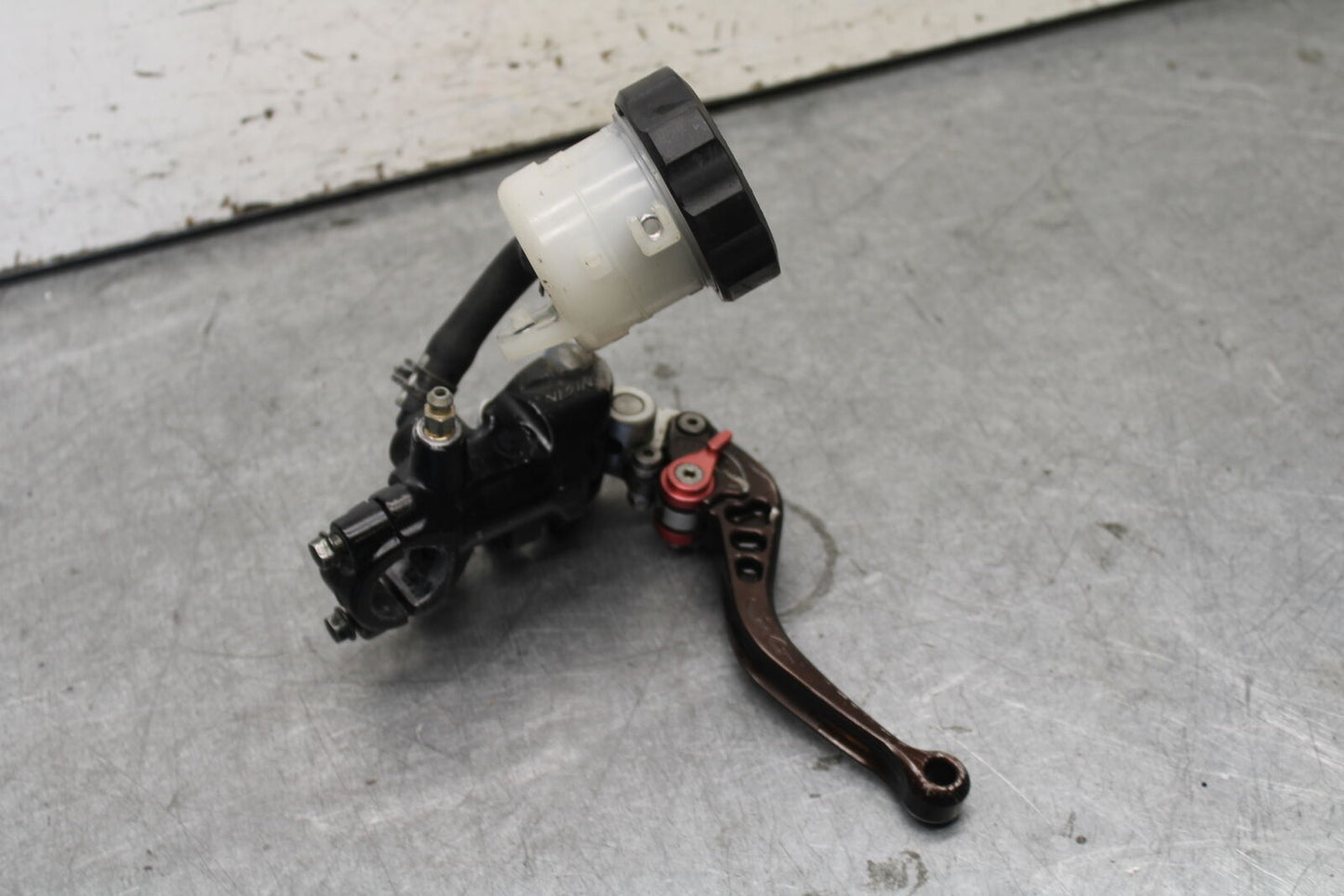 05-06 SUZUKI GSXR1000 FRONT BRAKE MASTER CYLINDER w/ LEVER 59600-47H10 BB677
