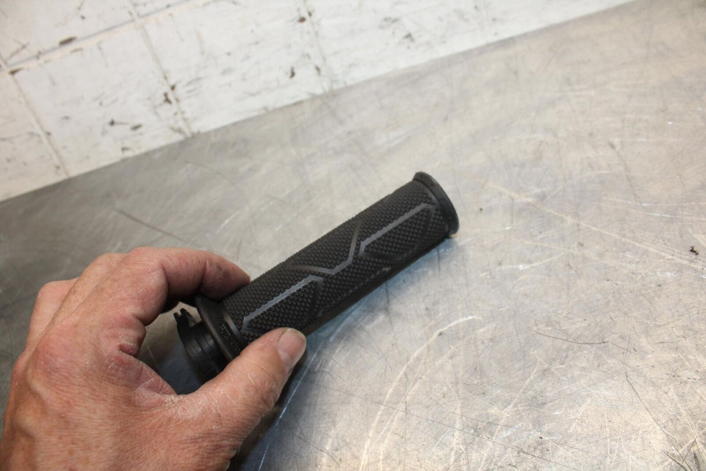 2010 Aprilia RSV1000R RIGHT THROTTLE GRIP BB513