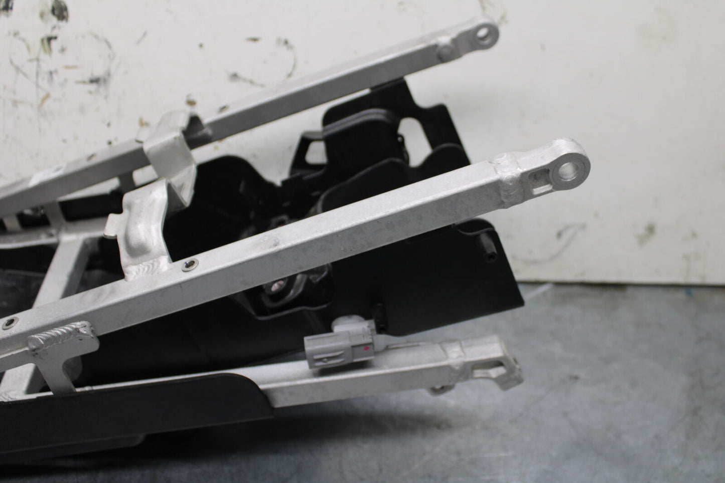 21-24 APRILIA TUONO 660 FACTORY REAR SUBFRAME BACK SUB FRAME BB733