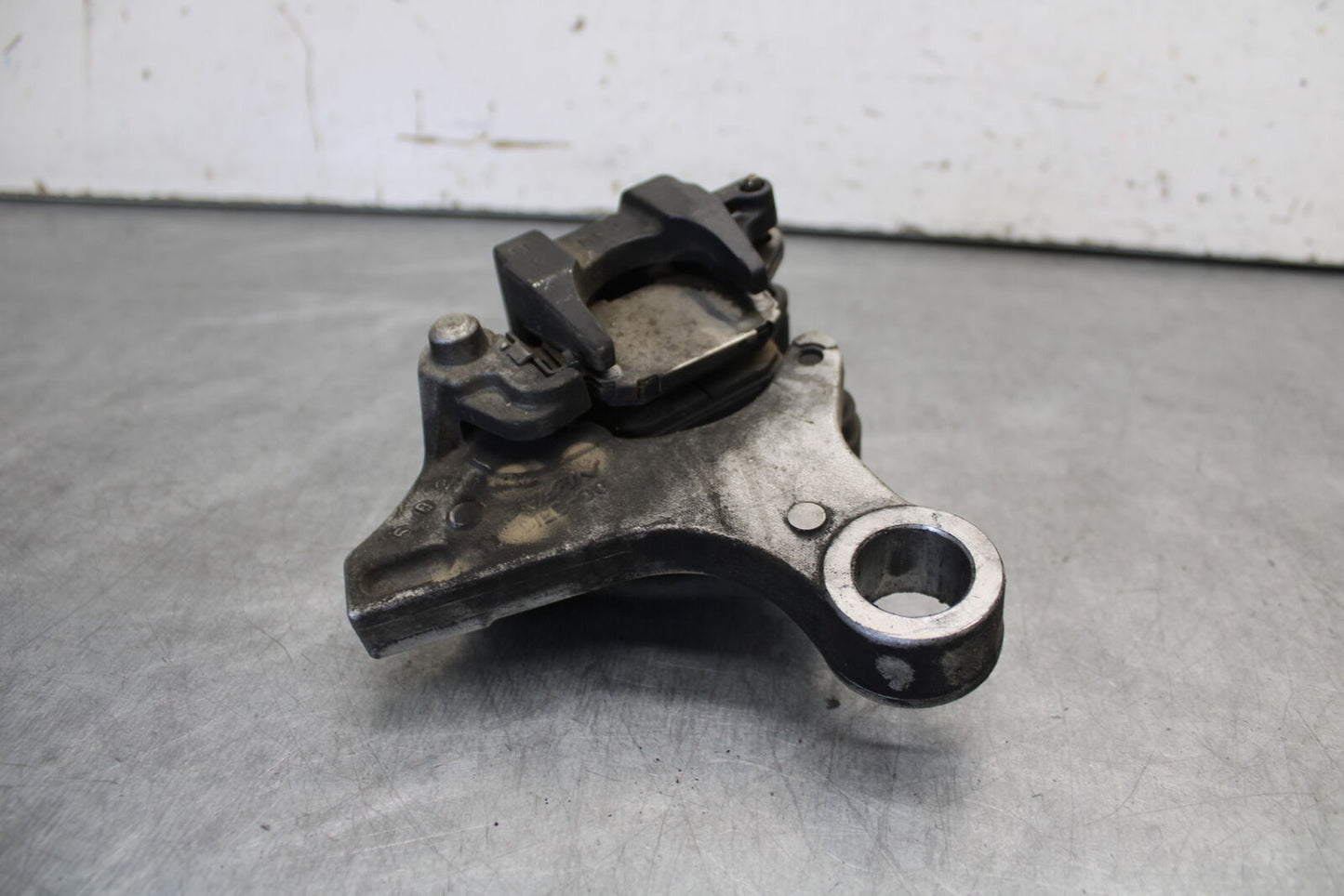 05-06 HONDA CBR600RR REAR BACK BRAKE CALIPER W MOUNT BRACKET BB655