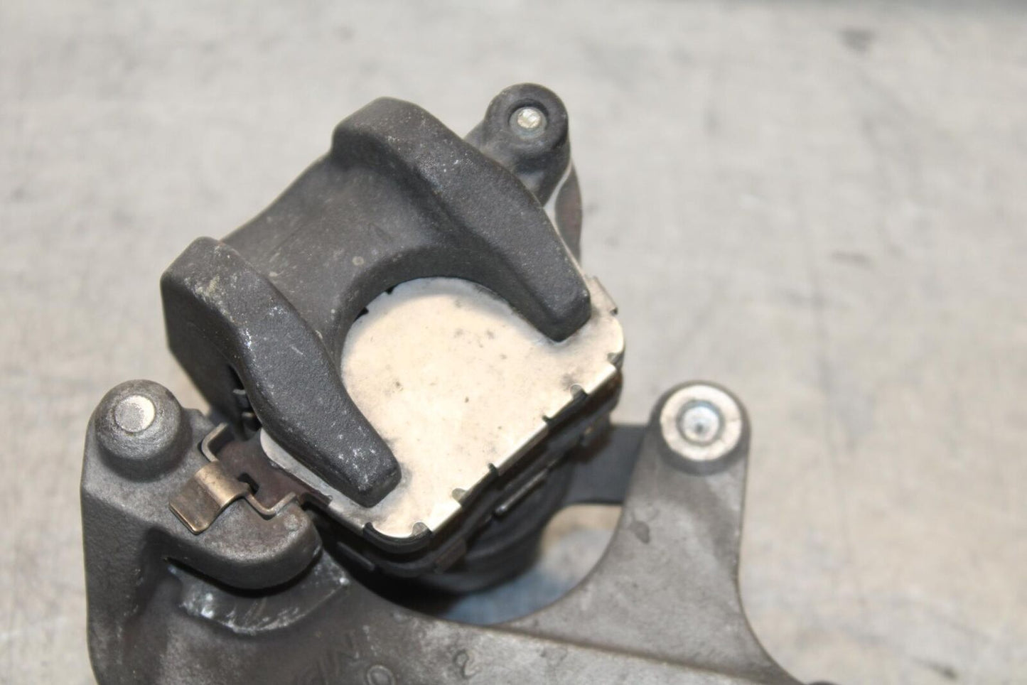 2011 Suzuki GSXR600 REAR BACK BRAKE CALIPER W MOUNT BRACKET 69100-47H10-999 BB94