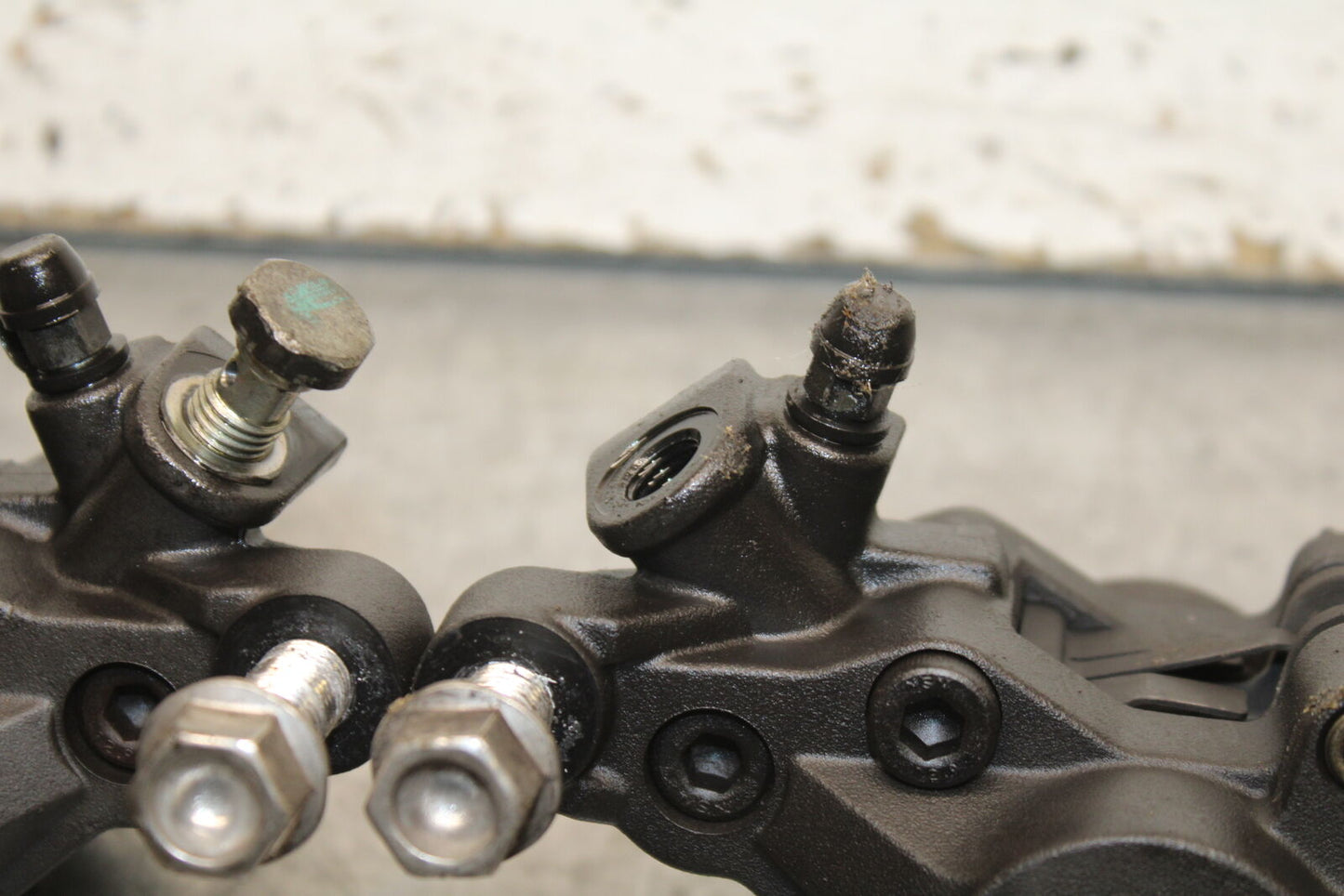 03-04 TRIUMPH DAYTONA 600 RIGHT LEFT FRONT BRAKE CALIPER SET PAIR CALIPERS BB745