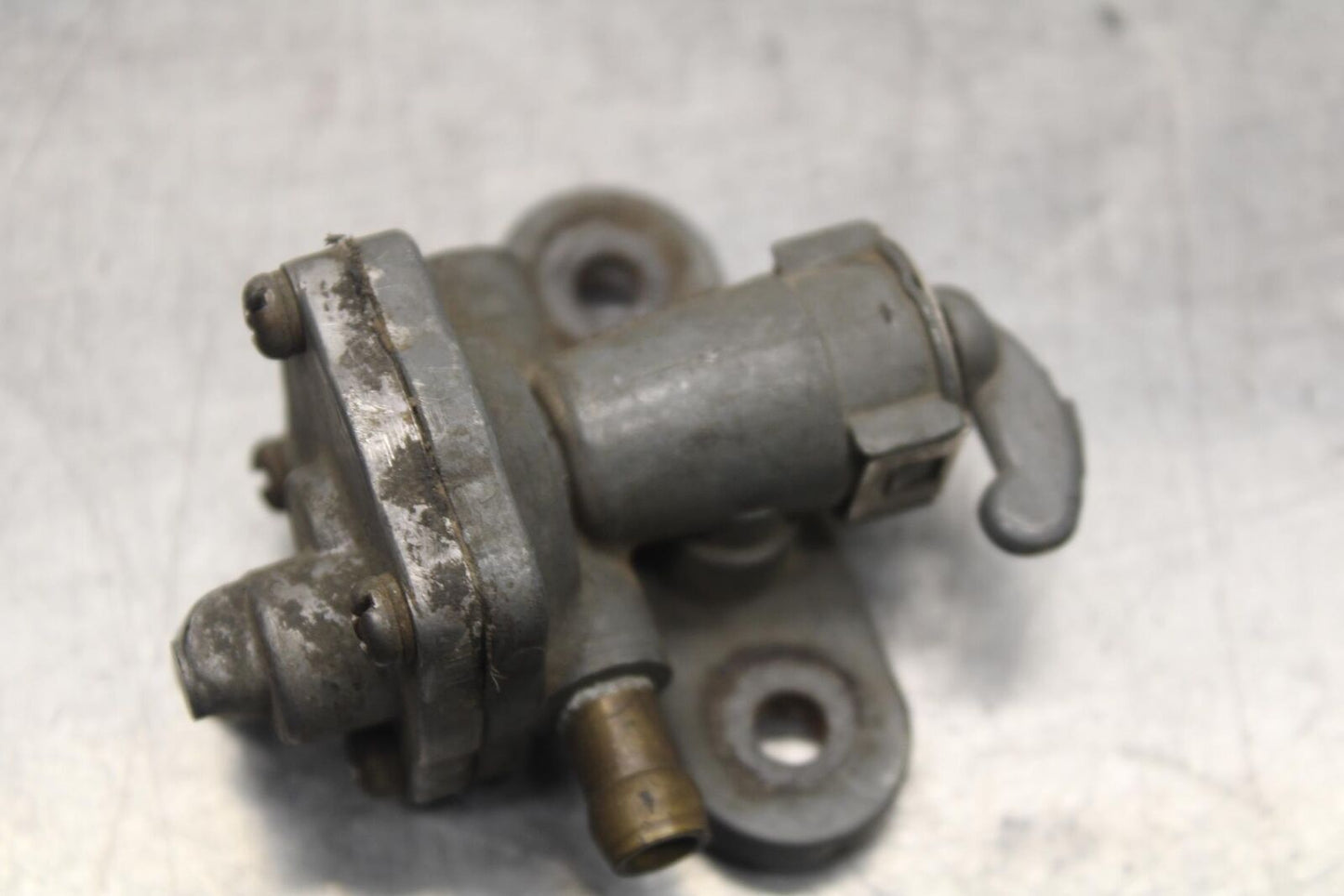 80-83 SUZUKI GS750E FUEL GAS TANK PETCOCK SHUT ON OFF VALVE BB82