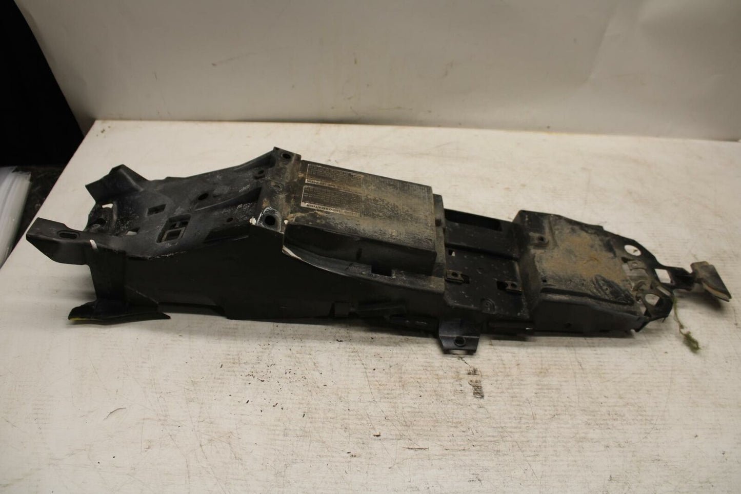 15 YAMAHA FZ09 REAR BACK TAIL UNDERTAIL BATTERY TRAY PLASTIC BB367