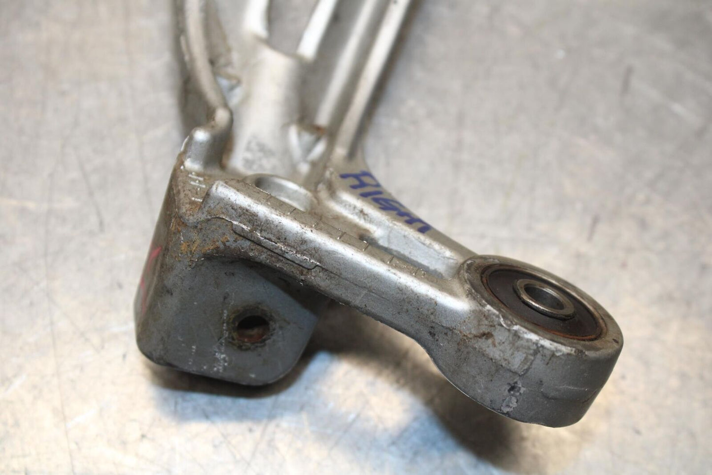 01 SUZUKI GSXR1000 RIGHT REAR BACK PASSENGER PEG BRACKET BB100