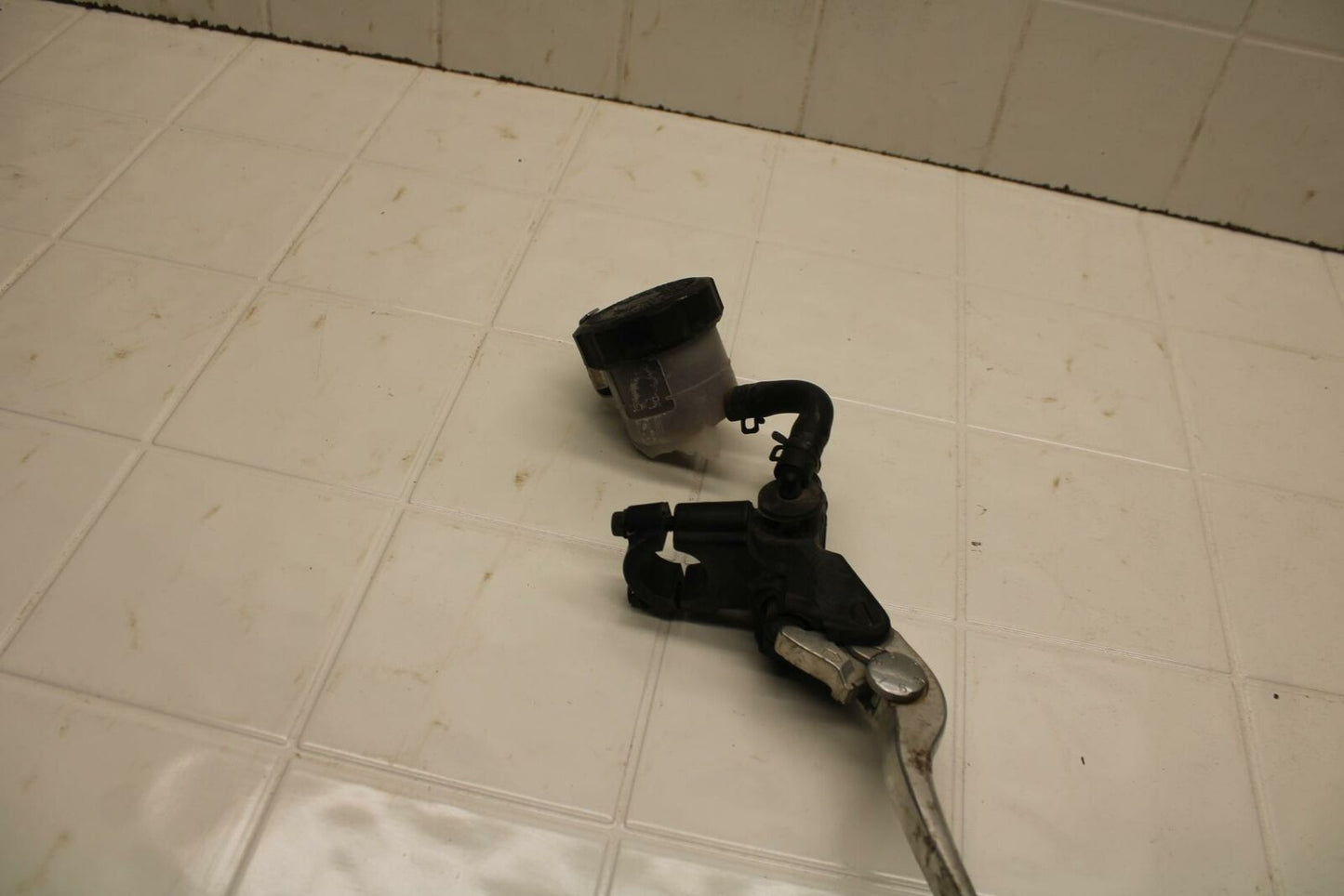 01-02 SUZUKI GSXR750 FRONT BRAKE MASTER CYLINDER w/ LEVER BB402