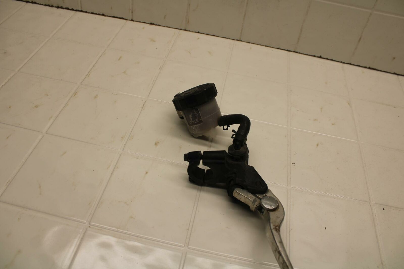 01-02 SUZUKI GSXR750 FRONT BRAKE MASTER CYLINDER w/ LEVER BB402