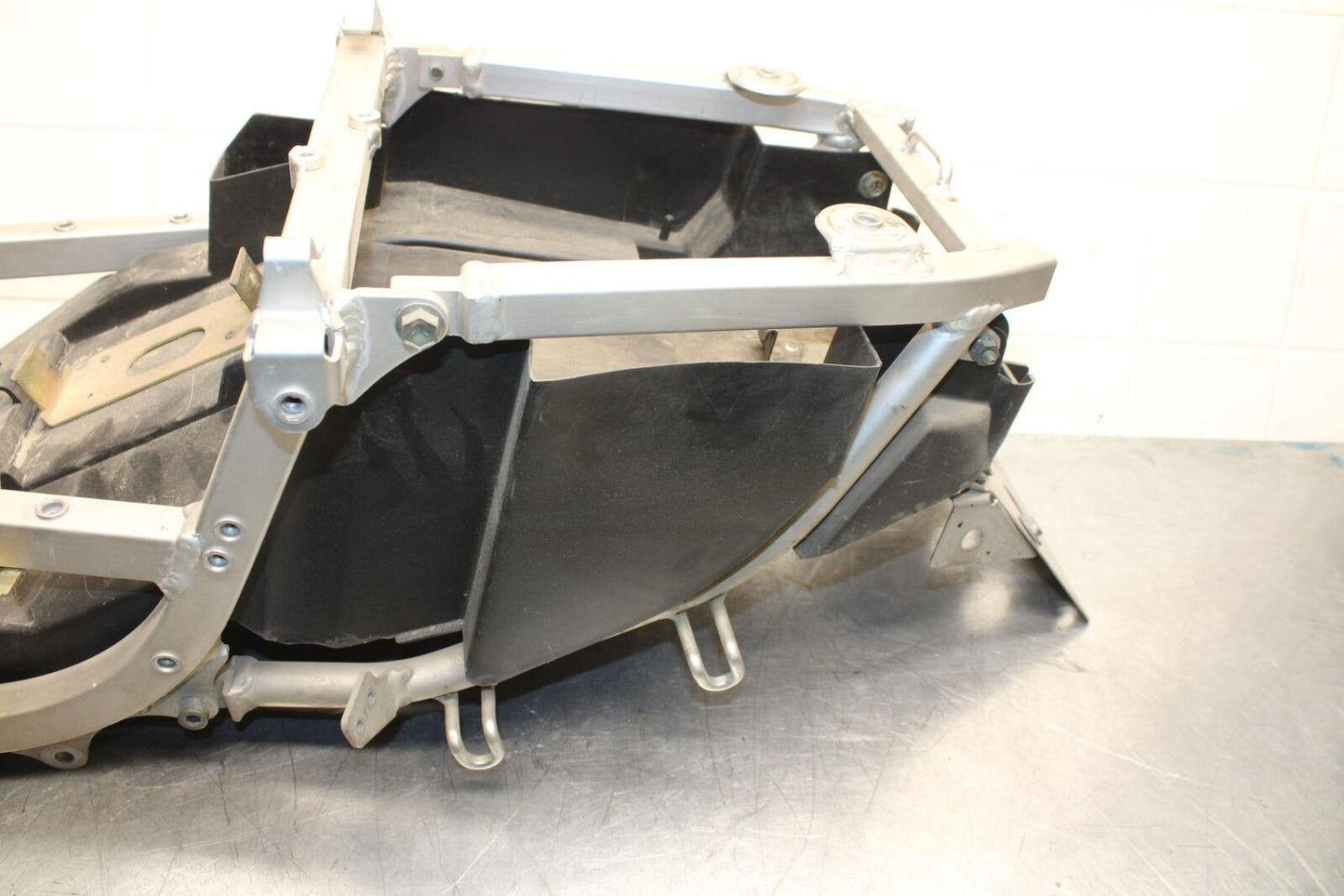 1999 Suzuki GSXR600 REAR SUBFRAME BACK SUB FRAME 41200-33E20 43980-33E20 BB580