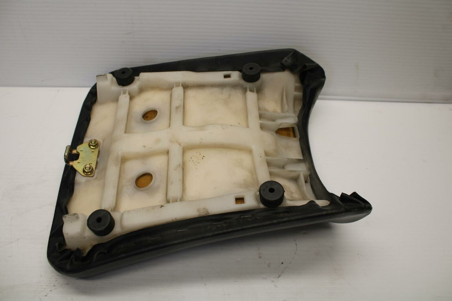 96 YAMAHA YZF750R FRONT DRIVERS SEAT PAD SADDLE PILLION BB237