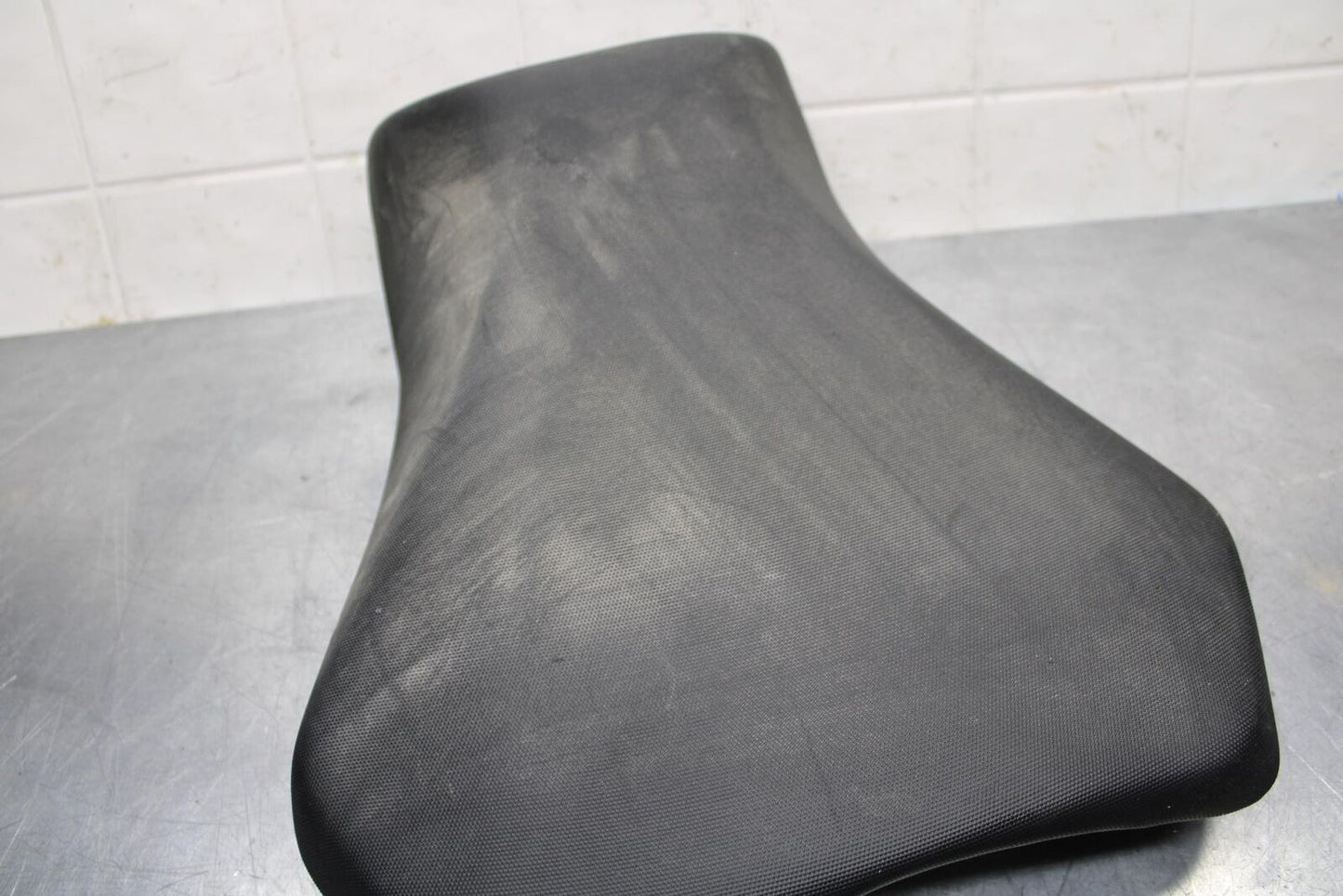 2017 Suzuki GSXR600 FRONT DRIVERS SEAT PAD SADDLE PILLION 45100-14J10-DW2 BB598