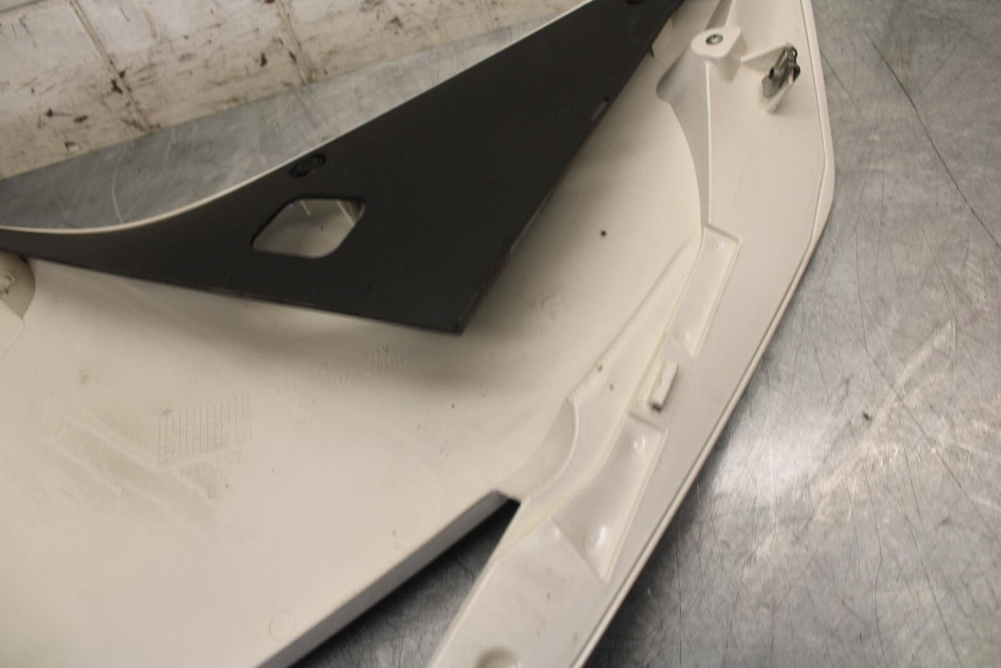 2010 Aprilia RSV1000R RIGHT MID UPPER SIDE FAIRING COWL PLASTIC BB513