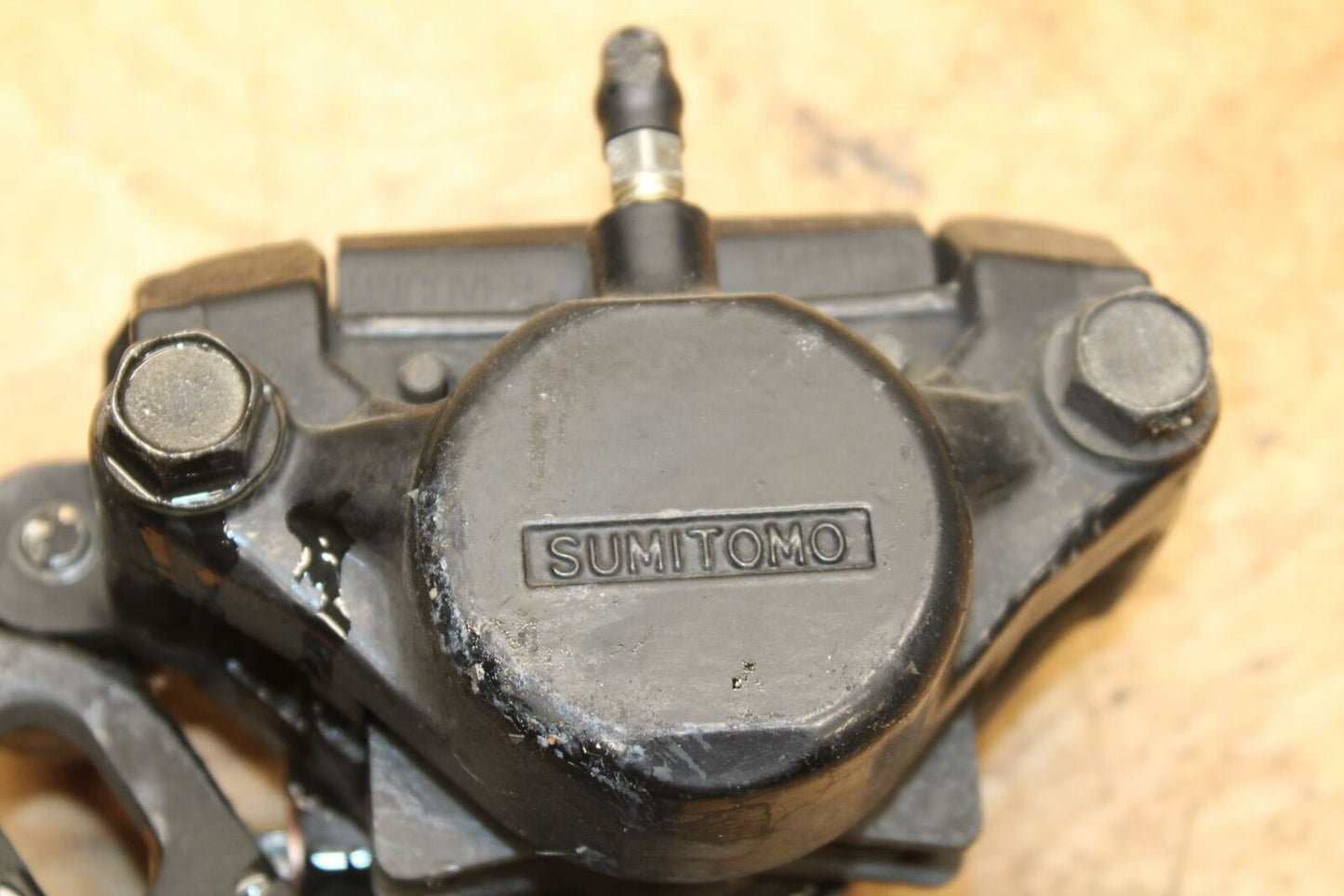 91-93 YAMAHA FZR1000 REAR BACK BRAKE CALIPER W MOUNT BRACKET BB339