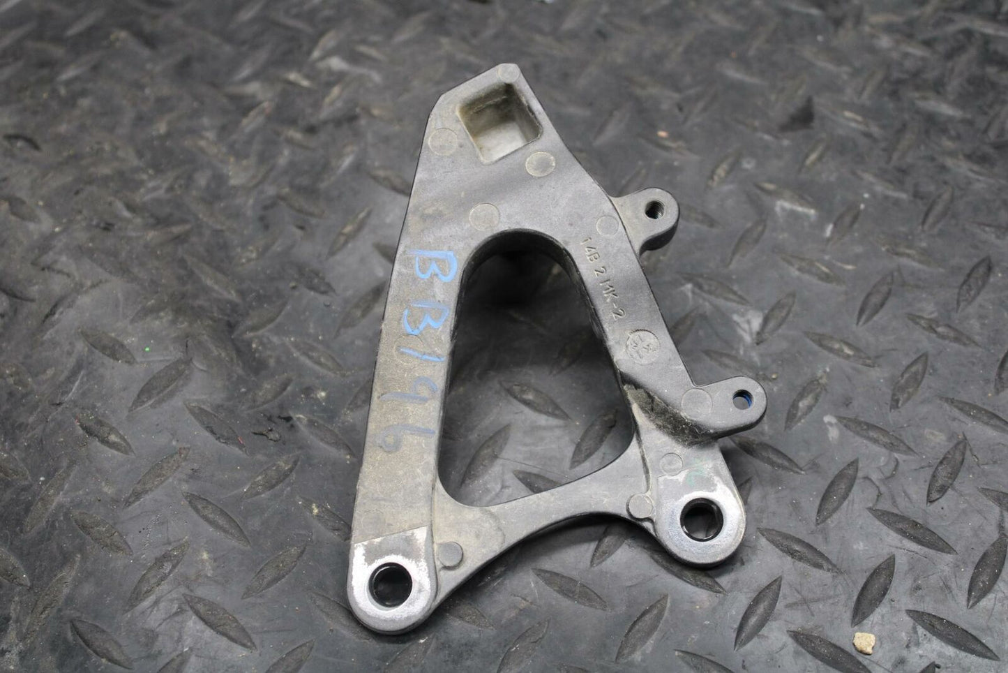 09-14 YAMAHA YZF R1 LEFT REARSET REAR SET DRIVER FOOT PEG BRACKET MOUNT BB196