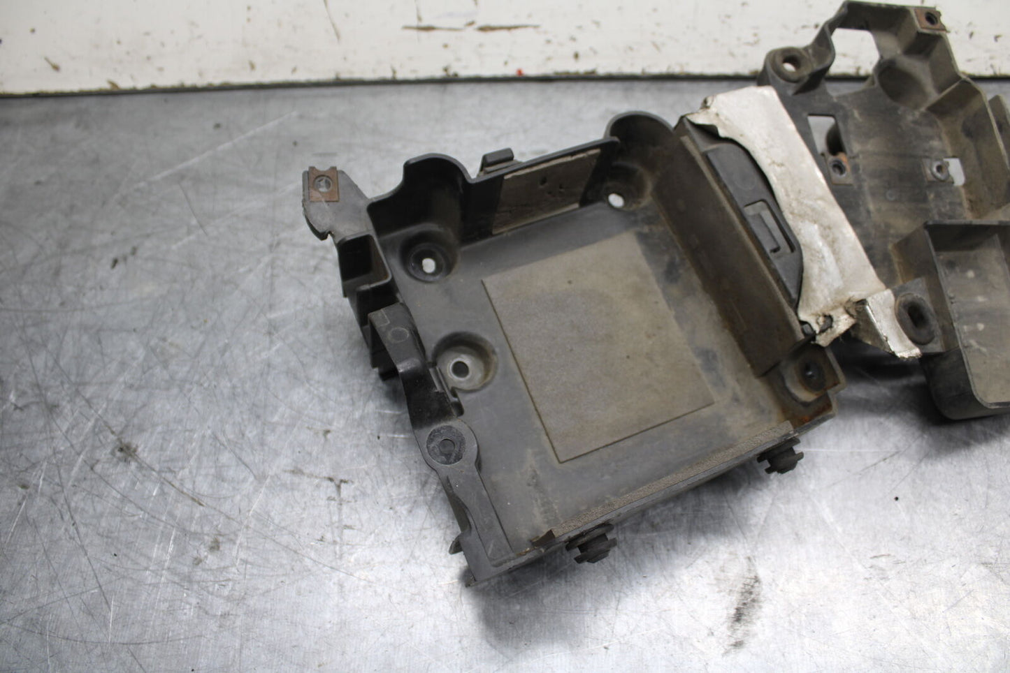 99-00 YAMAHA V STAR 1100 BATTERY TRAY BOX HOLDER BB711