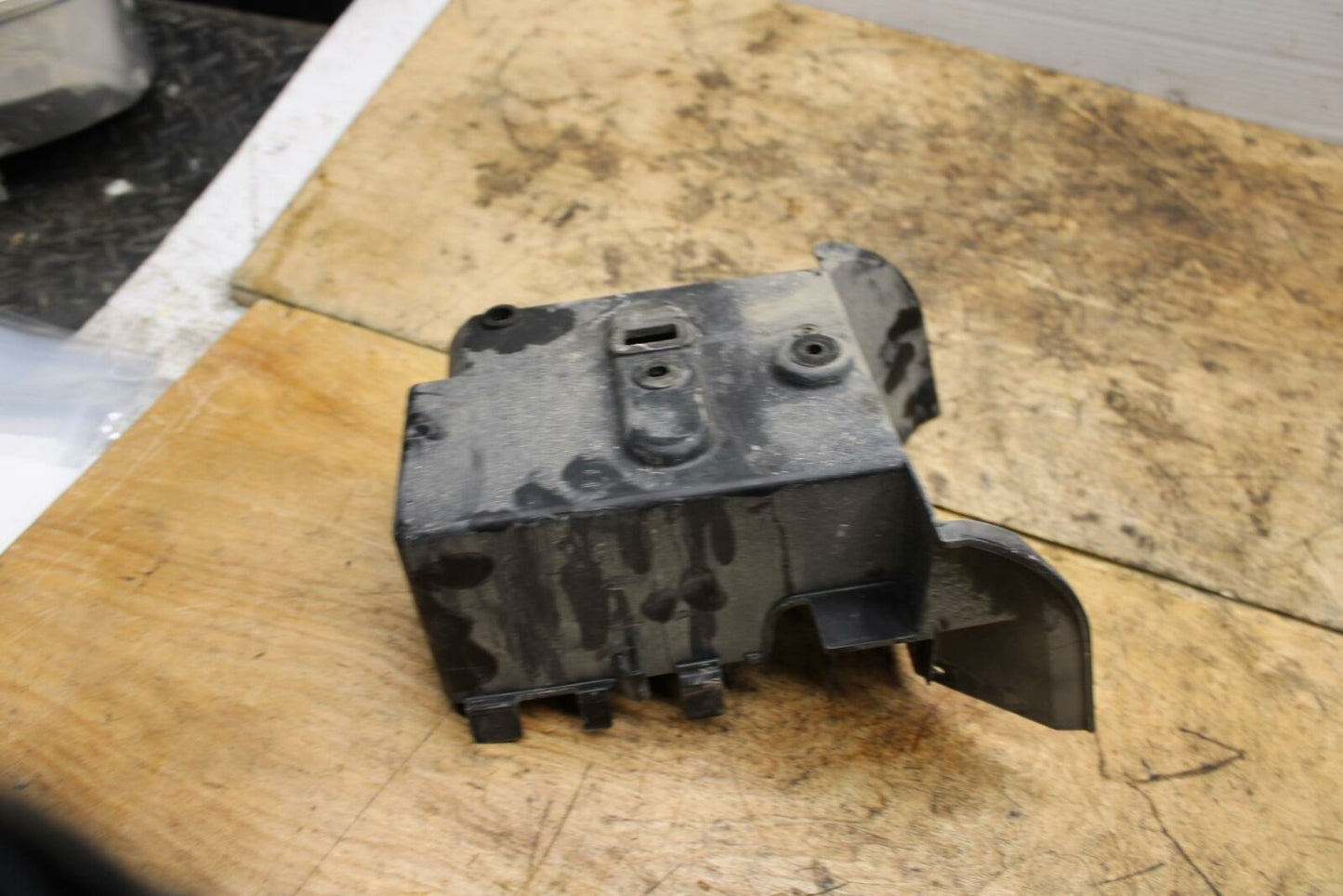 05-08 KAWASAKI VULCAN 1500 VN1500N CLASSIC BATTERY TRAY BOX HOLDER BB343