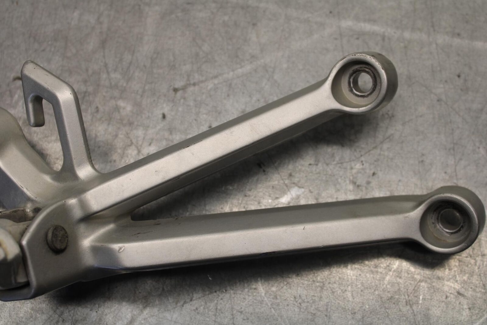 01-03 SUZUKI GSXR600 RIGHT REAR BACK PASSENGER PEG 43600-35F00 BB633