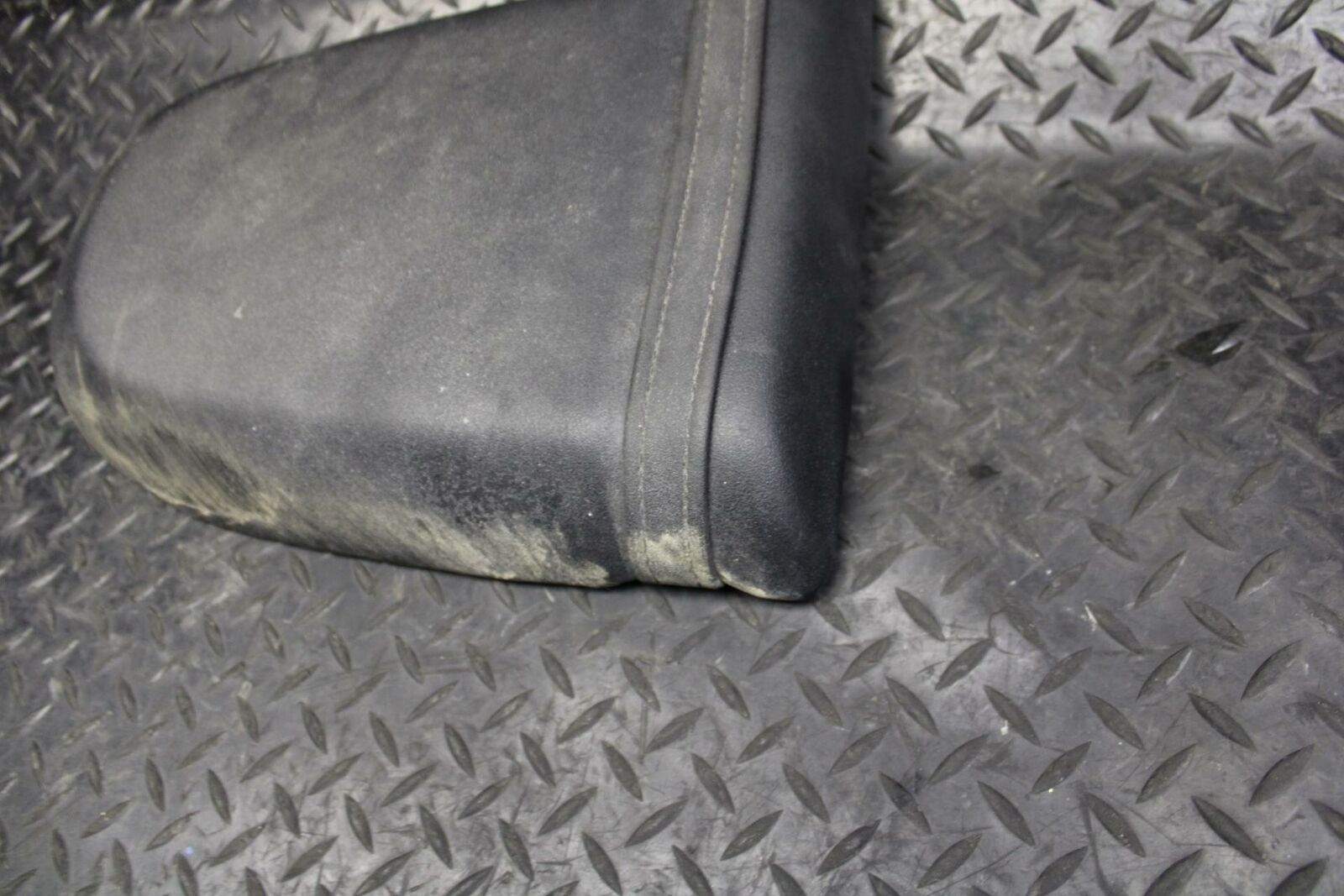 02 SUZUKI GSXR1000 REAR BACK PASSENGER TANDEM SEAT PAD SADDLE PILLION bb171