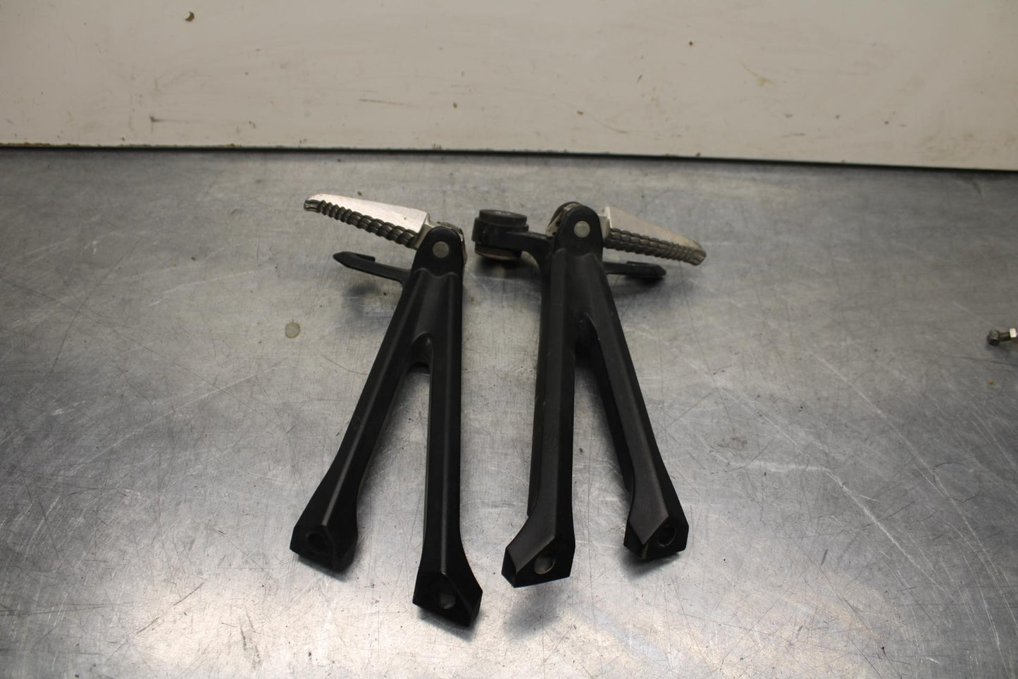 2011 Suzuki GSXR600 REAR BACK PASSENGER PEG SET PAIR BB605