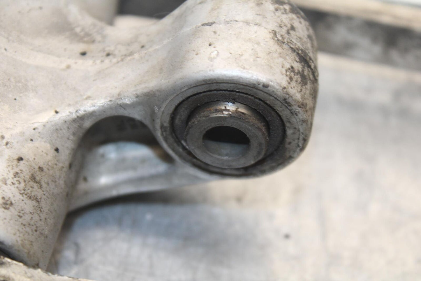 04-05 SUZUKI GSXR750 REAR DOGBONE SHOCK LINKAGE LINK 62600-35880 BB81