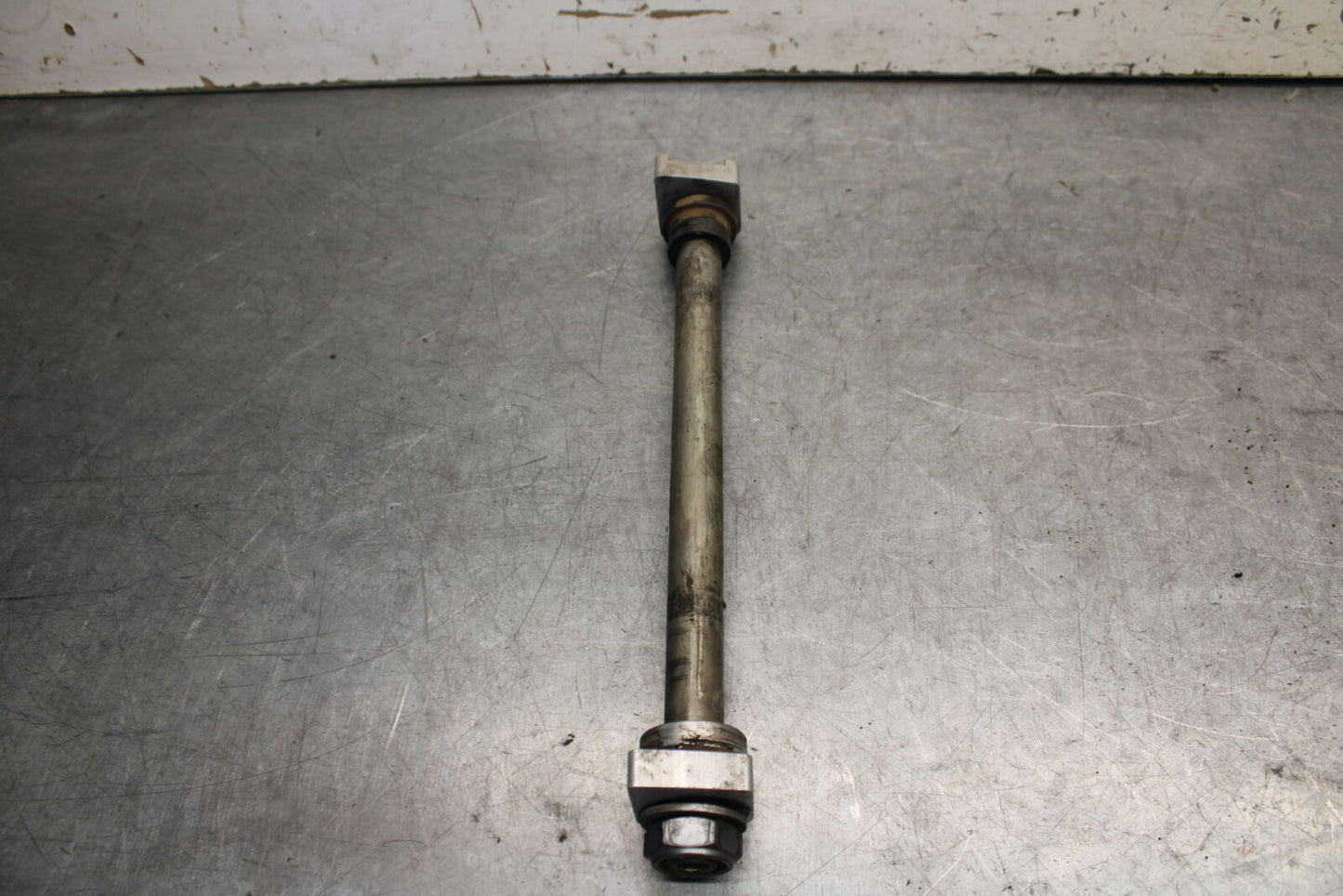 09-11 TRIUMPH DAYTONA 675 REAR AXLE BACK WHEEL RIM PIVOT BOLT AXEL BB652