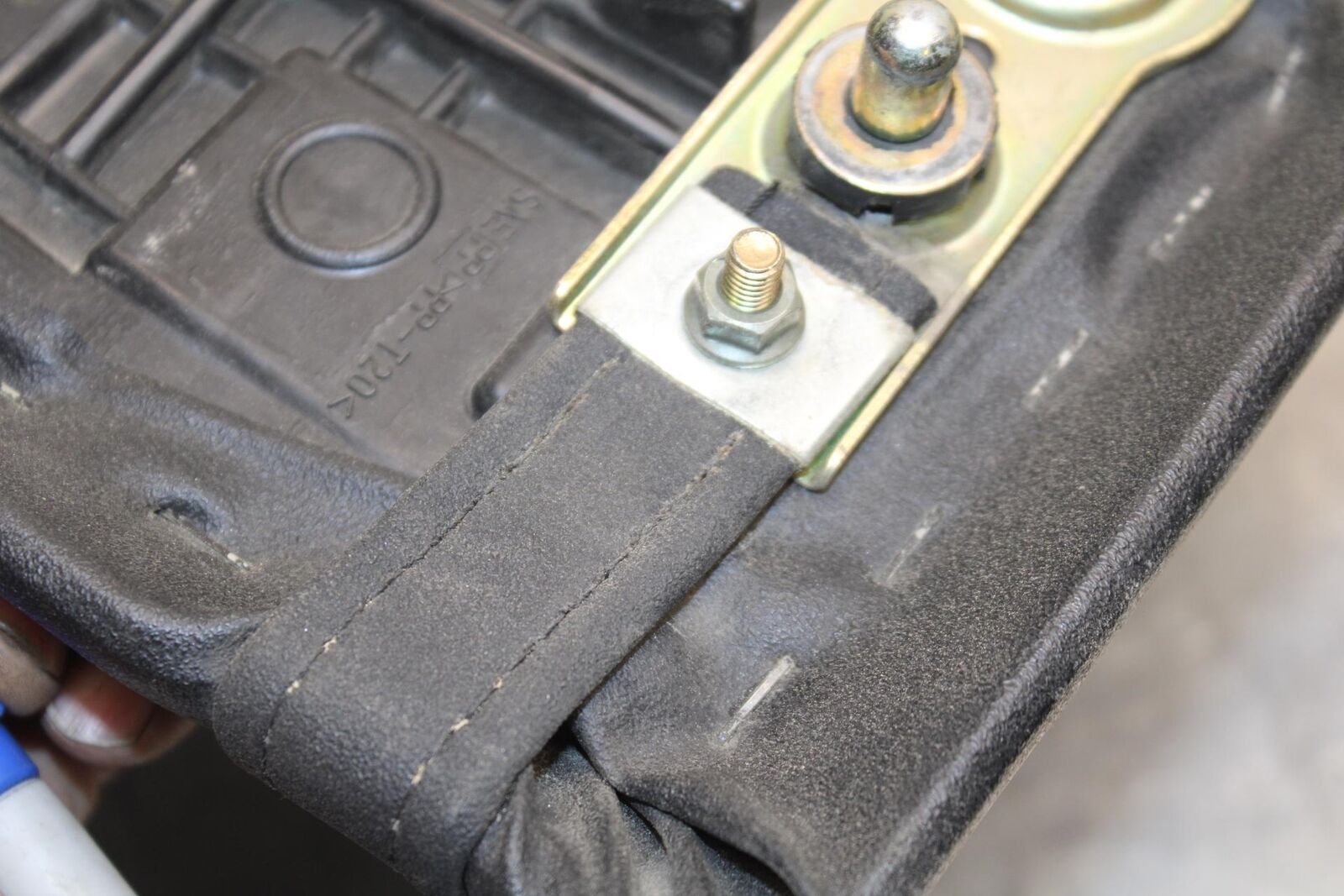 01-03 SUZUKI GSXR600 REAR BACK PASSENGER TANDEM SEAT PAD SADDLE PILLION BB621