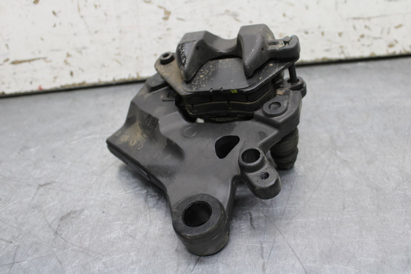 19-24 YAMAHA R3 REAR BACK BRAKE CALIPER W MOUNT BRACKET BB736