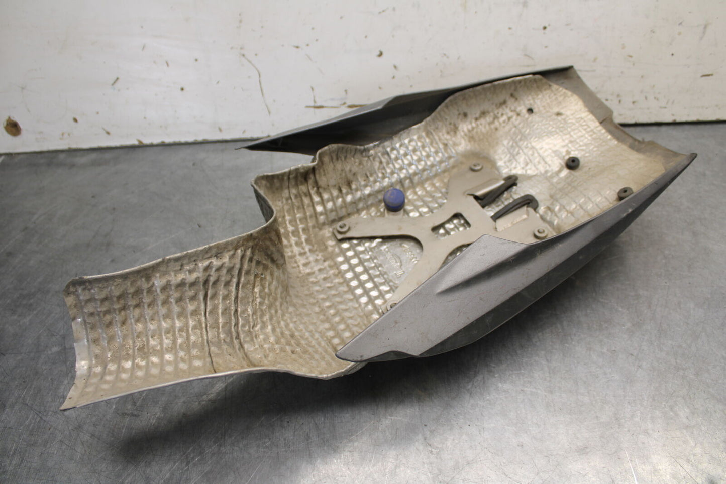 09-11 TRIUMPH DAYTONA 675 MUFFLER EXHAUST PIPE COVER HEAT SHIELD GUARD BB652
