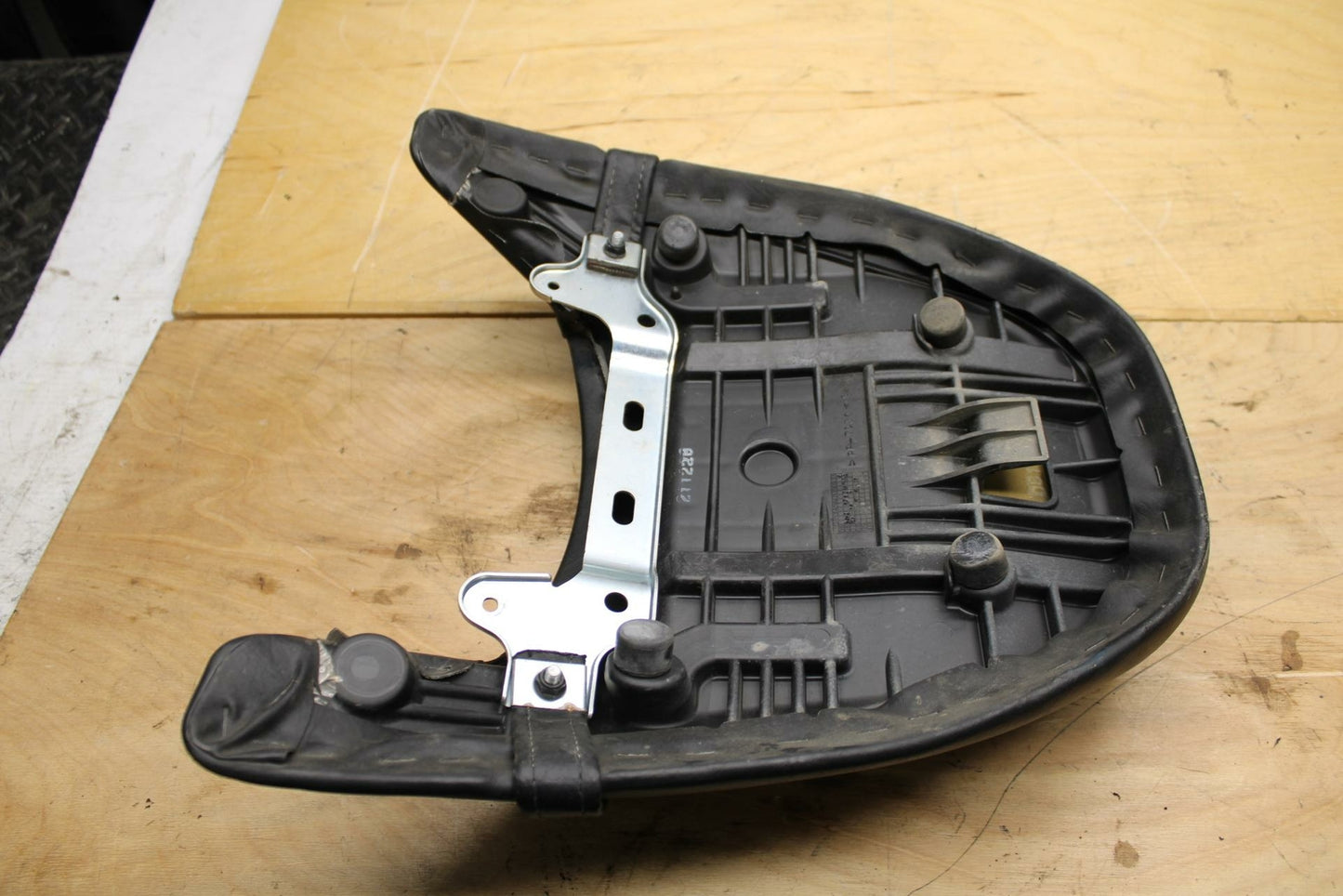 09-10 SUZUKI BOULEVARD M109R REAR BACK PASSENGER SEAT PAD SADDLE PILLION BB318