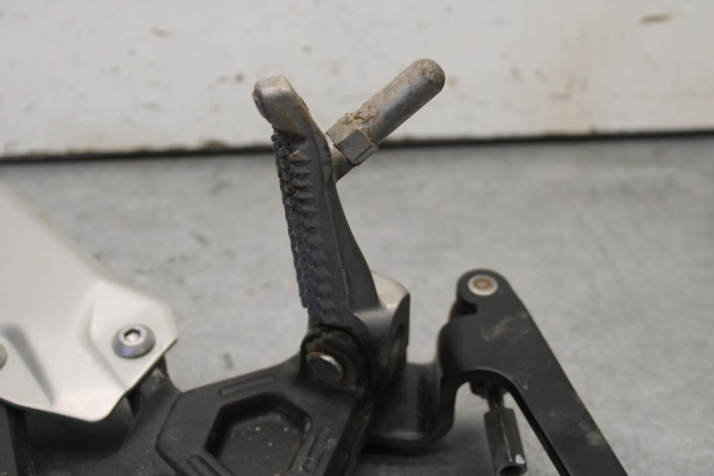 23-24 KAWASAKI NINJA ZX4R LEFT REARSET REAR SET DRIVER FOOT PEG REST STOP BB638