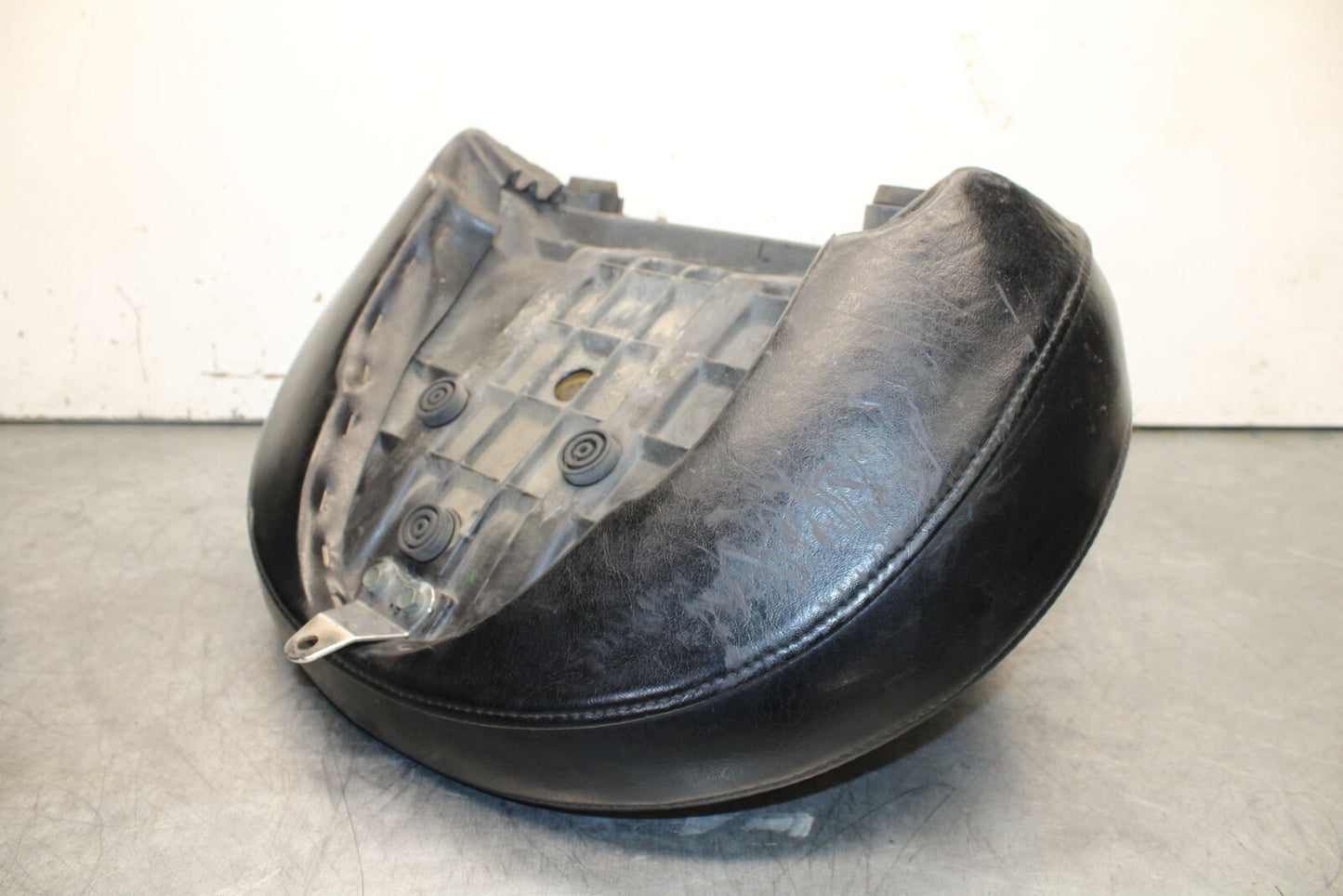 99-00 YAMAHA V STAR 1100 FRONT DRIVERS SEAT BB711