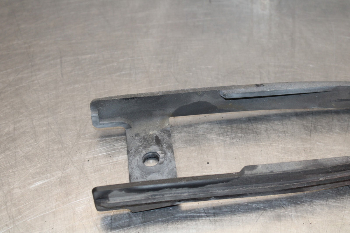 03 YAMAHA YZF R1 SWINGARM CHAIN BUFFER SLIDER GUIDE BB895