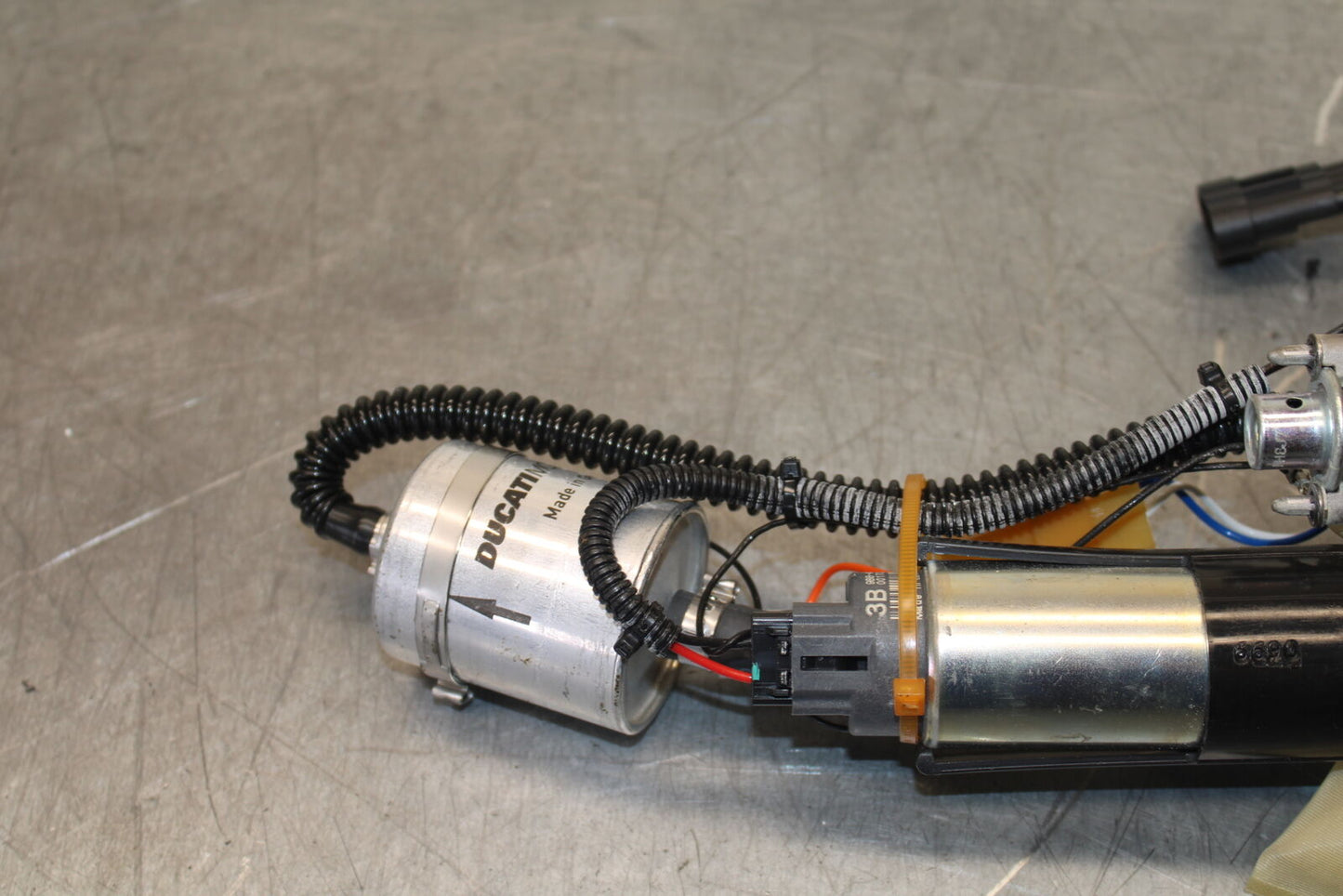 09-11 DUCATI STREETFIGHTER FUEL PUMP GAS PETROL SENDER UNIT BB705