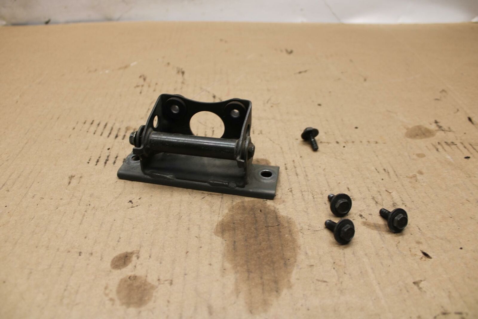 01 SUZUKI GSXR1000 GAS TANK FUEL CELL PETROL RESERVOIR BRACKET MOUNT BB155b