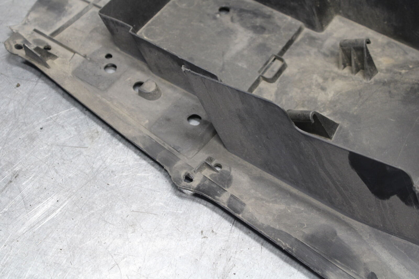 04-05 SUZUKI GSXR600 REAR BACK TAIL UNDERTAIL BATTERY TRAY PLASTIC BB658