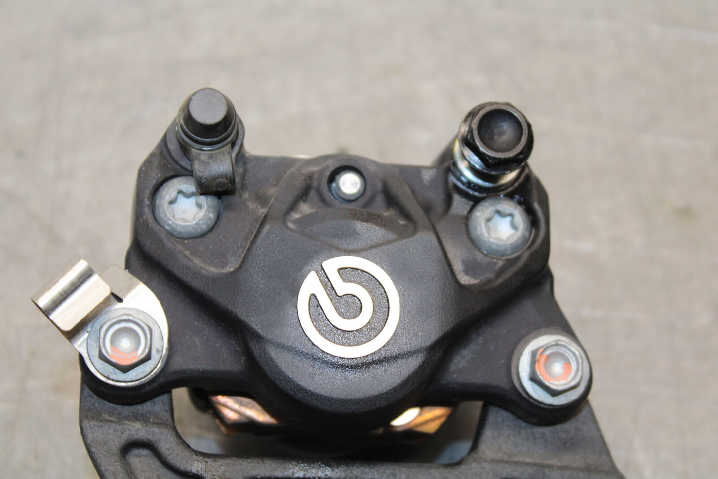 21-24 APRILIA TUONO 660 FACTORY REAR BACK BRAKE CALIPER W MOUNT BRACKET BB733