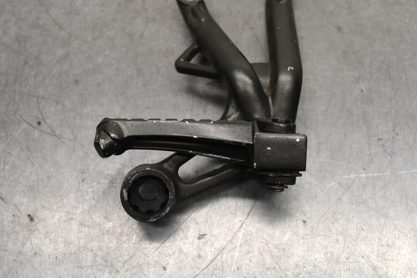 03-04 TRIUMPH DAYTONA 600 RIGHT REAR BACK PASSENGER PEG BB745