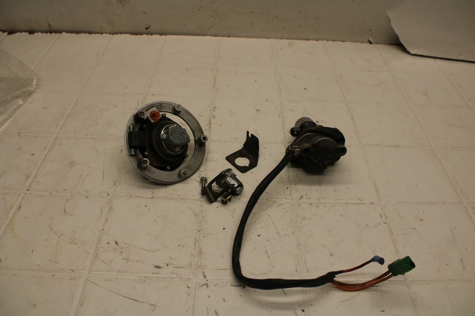 03-05 SUZUKI SV1000 IGNITION LOCK KEY SET W/ GAS CAP AND SEAT LOCK BB405