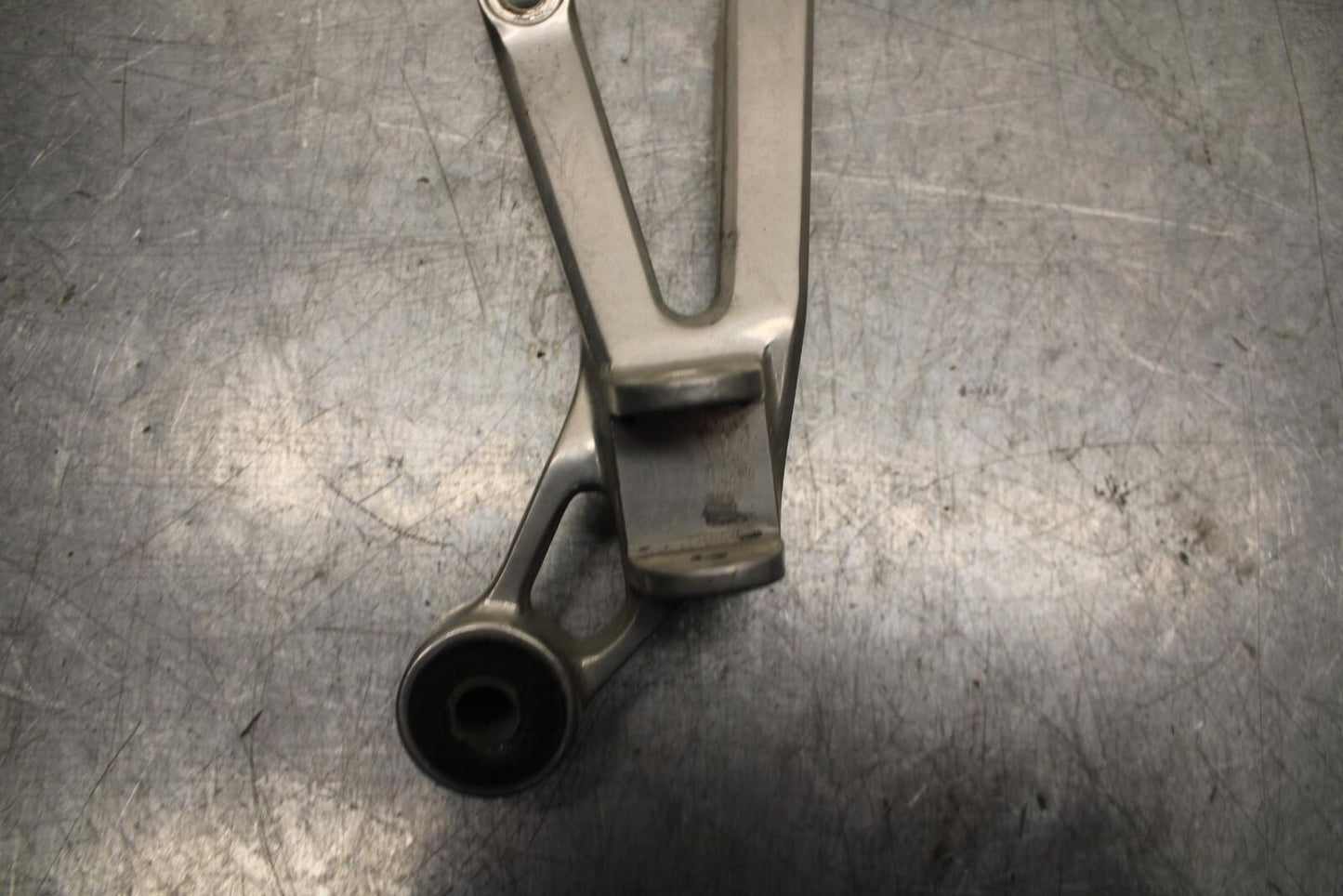 98-99 YAMAHA YZF R1 RIGHT REAR FOOT PEG BRACKET EXHAUST BB74