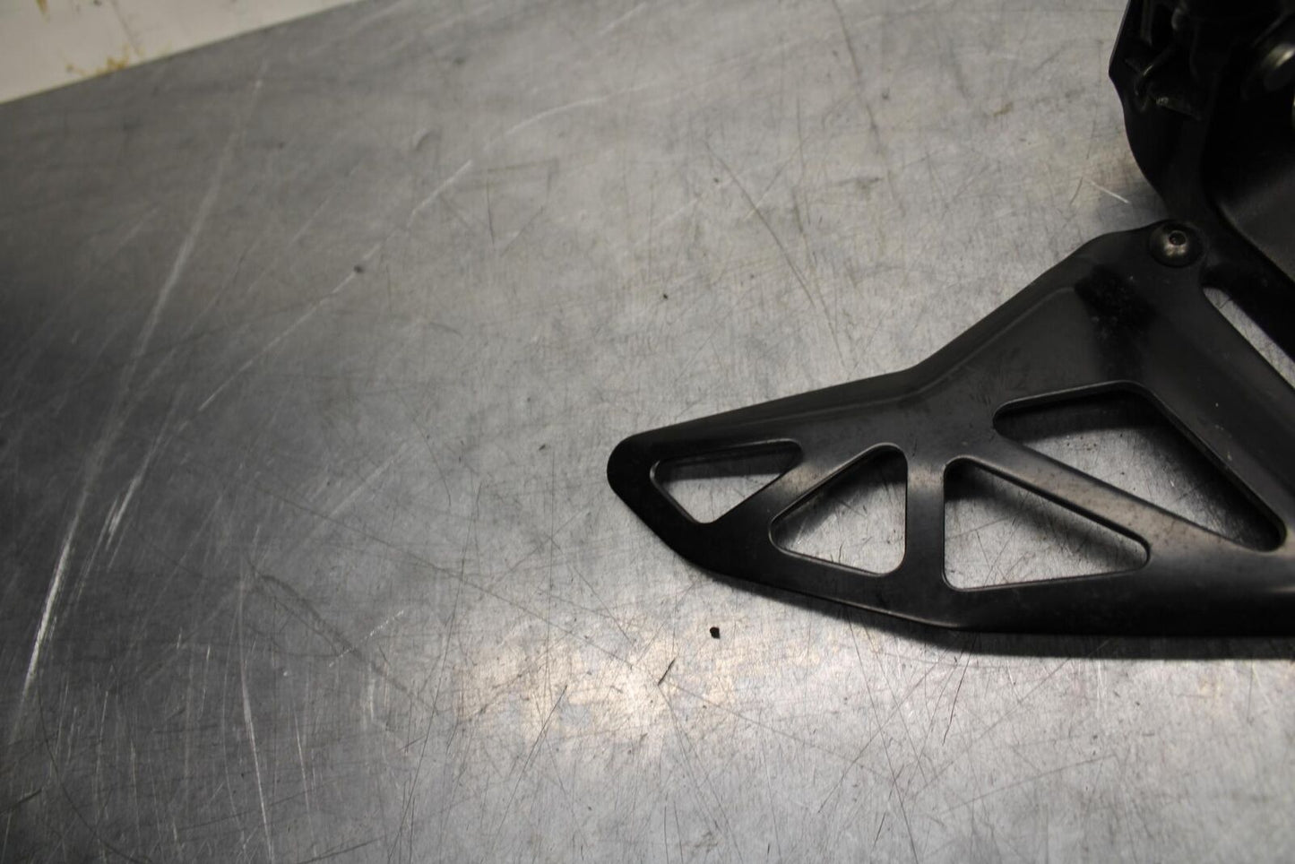 20 SUZUKI GSXR 1000 LEFT REARSET REAR SET DRIVER FOOT PEG REST STOP BB597