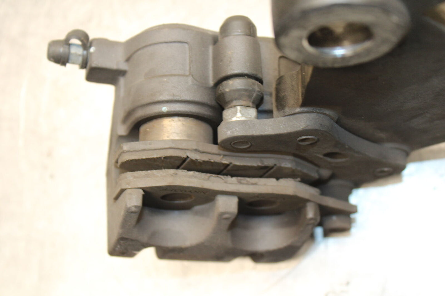 19-22 KAWASAKI Z400 REAR BACK BRAKE CALIPER W MOUNT BRACKET BB738