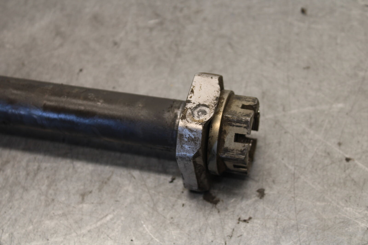 04-05 SUZUKI GSXR600 REAR AXLE BACK WHEEL RIM PIVOT BOLT AXEL 64711-33E10 BB658