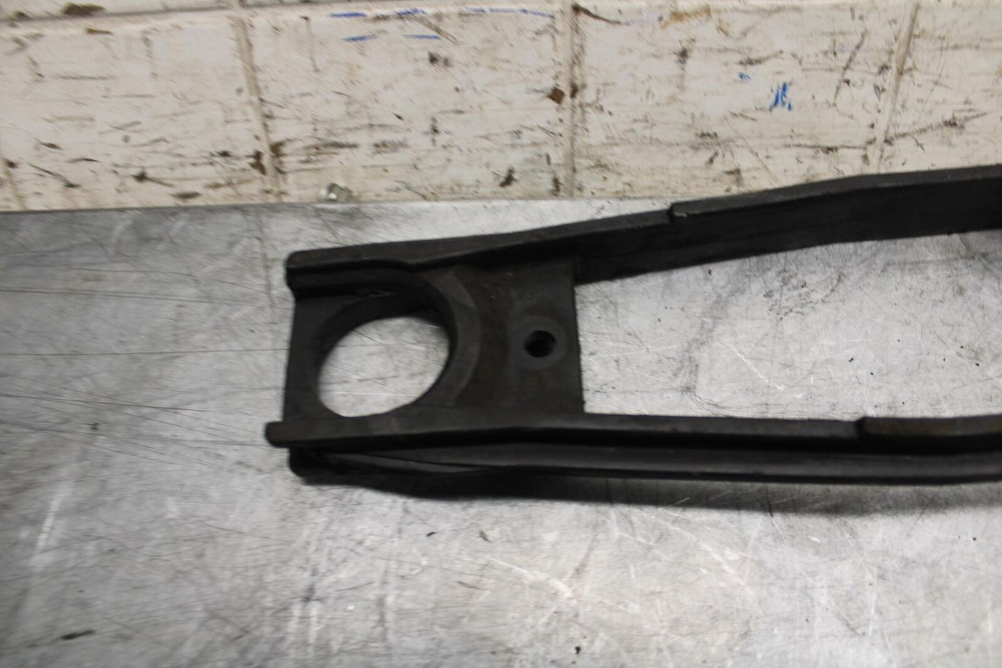2007 Suzuki GSXR750 SWINGARM CHAIN BUFFER SLIDER GUIDE 61273-01H00 BB546